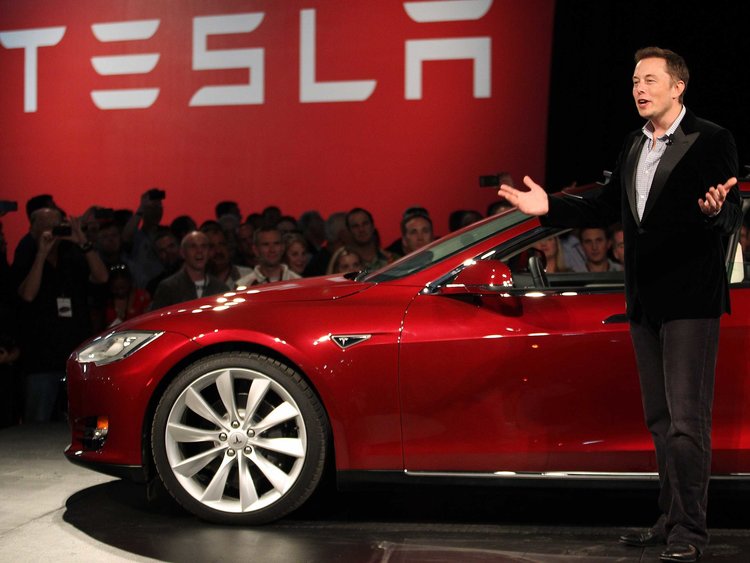 Tính năng tự lái của Tesla an toàn hơn gấp đôi so với tài xế cầm lái
