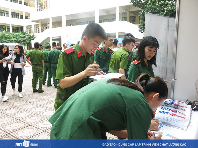 Các bạn sinh viên đăng ký thông tin tại gian hàng NIIT-ICT Hà Nội