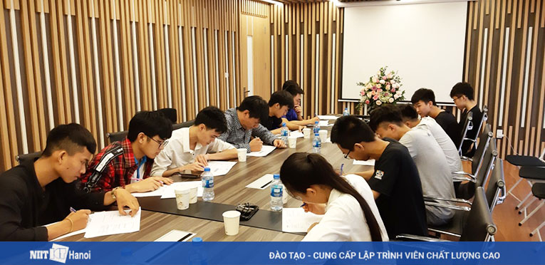 Sự tập trung của các bạn học viên NIIT-ICT Hà Nội trong phần làm bài Test